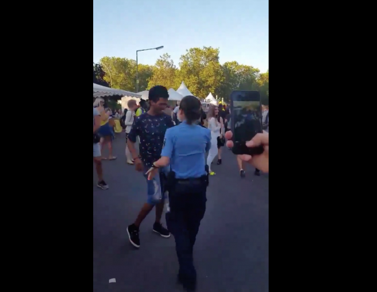 Video de una policía bailando salsa con un joven desata debate en la web