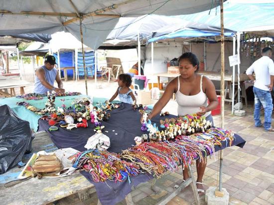 Pocos turistas y menos ventas de artesanías en playa de Pedernales