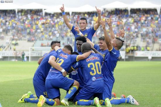Delfín SC vence por 3-1 a Católica y sigue líder