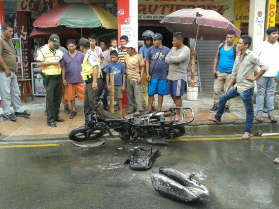 Una moto se incendia en pleno centro de Paján