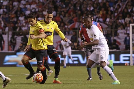 Liga de Quito y Barcelona SC empatan 1-1 en el estadio Rodrigo Paz