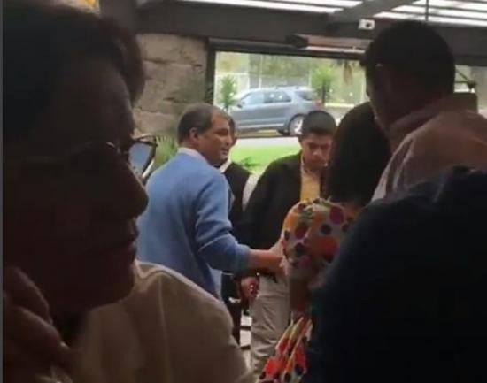 Expresidente Correa es, supuestamente, obligado a abandonar un restaurante