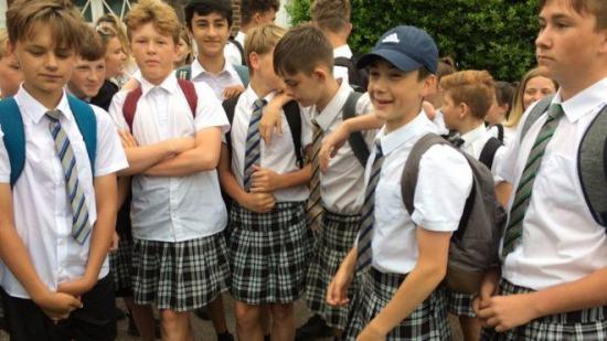 Niños acuden a la escuela en falda ante la negativa de ir en pantalón corto