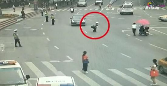 Policía salva a un bebé que corría por una transitada carretera