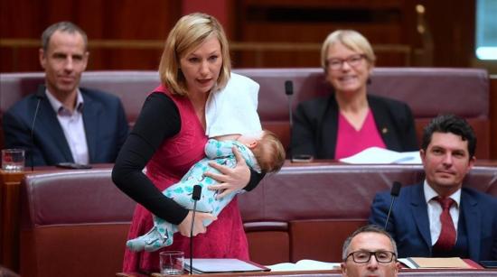 Senadora australiana presenta una moción mientras amamanta a su bebé