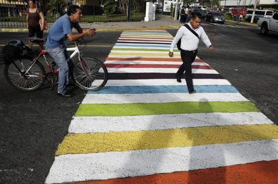 Capital salvadoreña amanece con pasos peatonales con colores de la diversidad