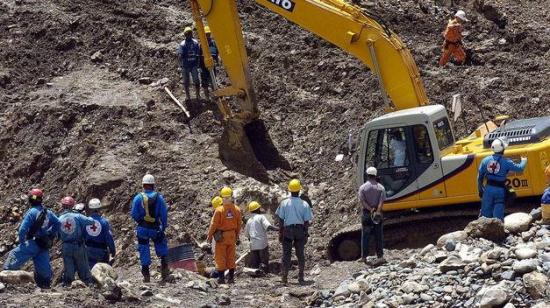 Al menos un muerto, 2 heridos y 18 atrapados en explosión de mina en Colombia