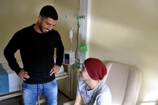 Suárez visita a niños con cáncer de un hospital de Montevideo que apadrina