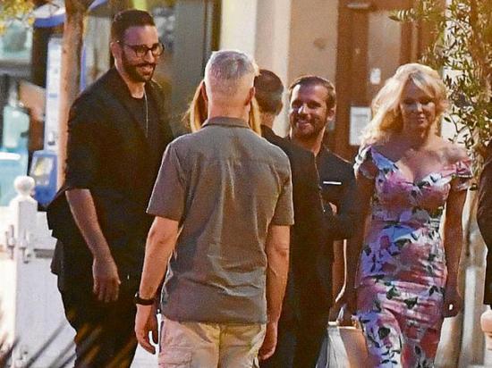 La conejita Pamela Anderson fue vista con el futbolista Adil Rami