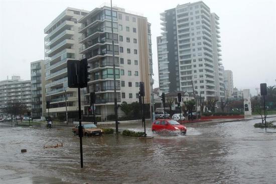 Autoridades chilenas reportan evacuados e inundación de calles por marejadas