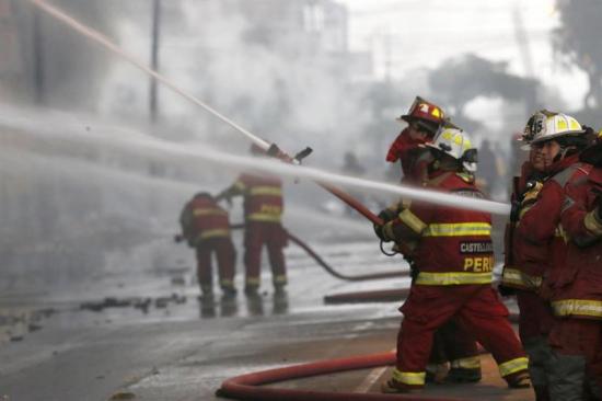 Al menos 900 bomberos participaron en combate a incendio en el centro de Lima