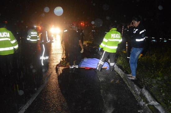 Siete muertos tras el volcamiento de un bus en la vía Santo Domingo-Los Bancos-Quito