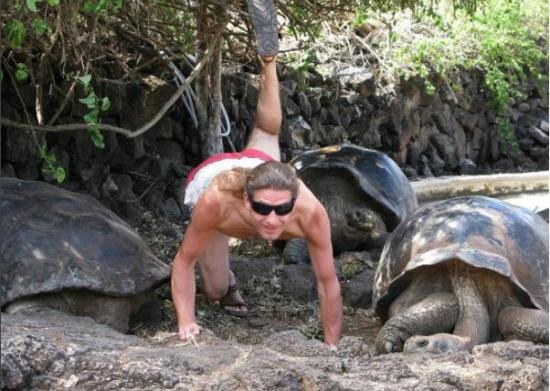 Indignación en redes por fotos de turista tocando especies protegidas de Galápagos