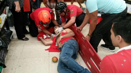 Hombre cae desde el techo de un supermercado de Portoviejo