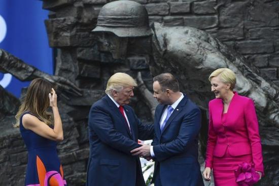 La primera dama de Polonia deja con la mano extendida a Donald Trump