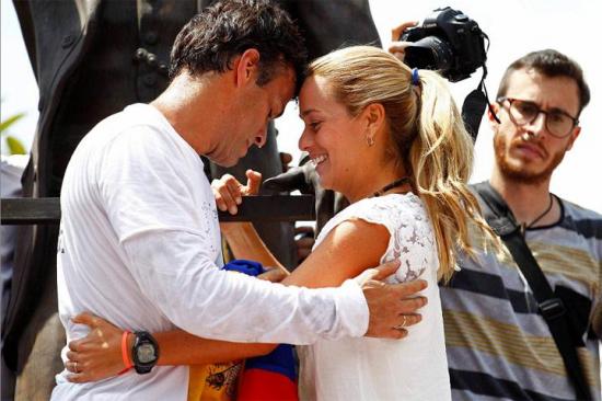 Esposa de Leopoldo López logra visitarlo tras 32 días y denuncias de tortura