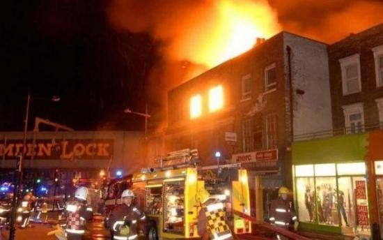 Un incendio arrasa un edificio del mercado londinense de Camden, sin víctimas