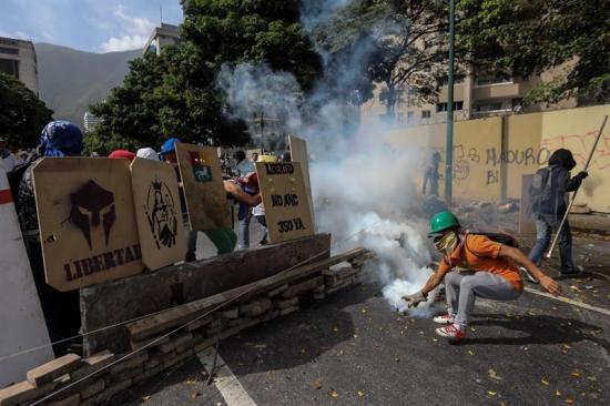 Siete militares heridos al estallar un explosivo durante protesta en Caracas