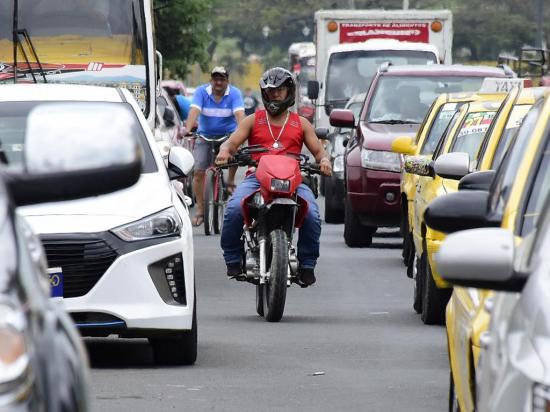 En Portoviejo se hacen cambios en calles para aliviar caos vehicular