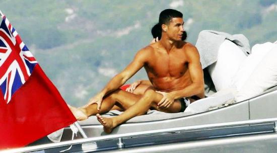 Agentes de Aduana abordan de sorpresa el yate de Cristiano Ronaldo