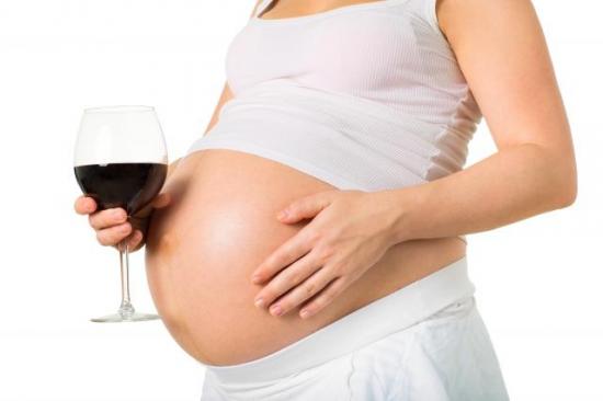 Beber esporádicamente alcohol durante el embarazo también afecta las neuronas del bebé