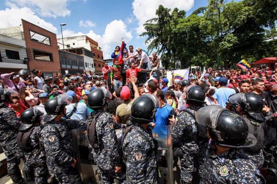 Dos muertos por ataque de grupo armado durante consulta opositora en Caracas