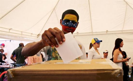 El chavismo acusa a la oposición de inventarse 5 millones de votos en su consulta
