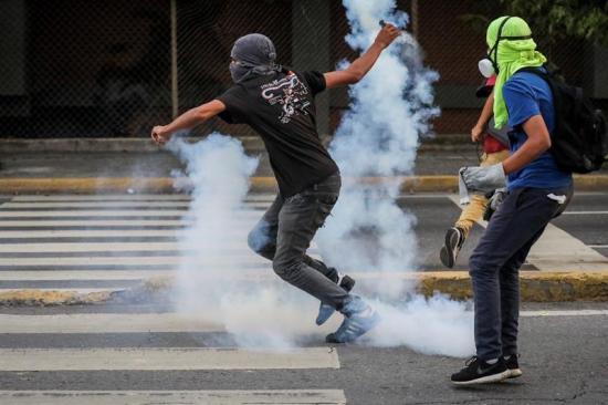 Un hombre muere quemado durante una manifestación en Venezuela