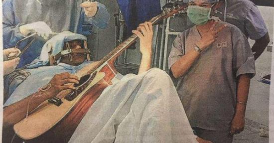 Músico indio toca la guitarra mientras le operan el cerebro