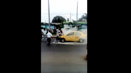 Taxi se prende en llamas y genera alarma en los exteriores de un colegio