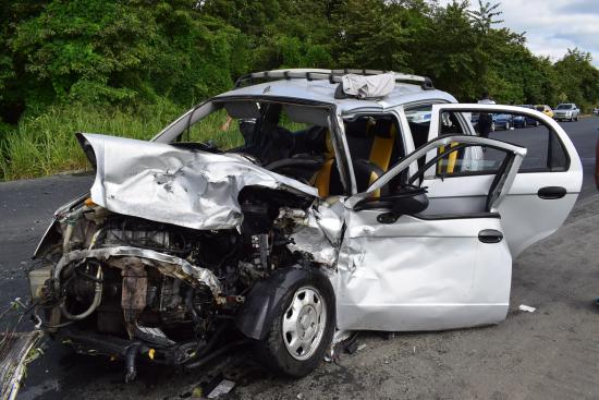 Un muerto y cinco heridos en accidente de tránsito en la vía Manabí-Guayas