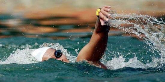 Una nadadora argentina bate récord de mujer más longeva en cruzar el Estrecho