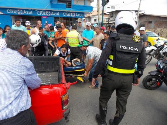 Mujer herida en choque de vehículos en Portoviejo