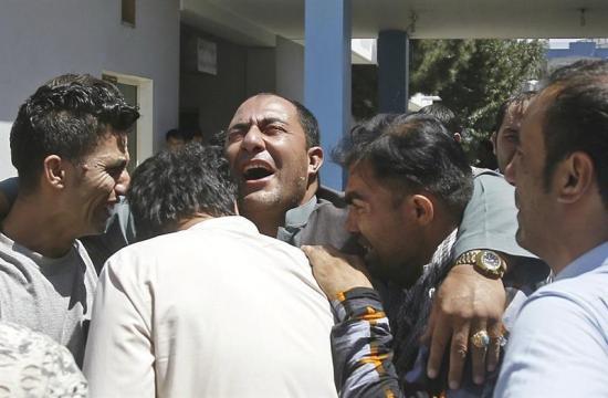31 personas mueren calcinadas tras atentado con coche bomba en Afganistán
