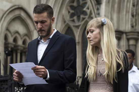 Los padres del bebé Charlie Gard anuncian el fin de su batalla legal