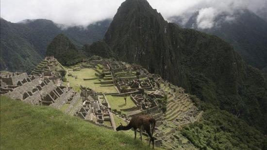 Bomberos controlan incendio en el santuario histórico de Machu Picchu