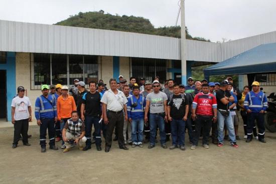 Obreros del Municipio de Puerto López protagonizan huelga de 'brazos caídos'