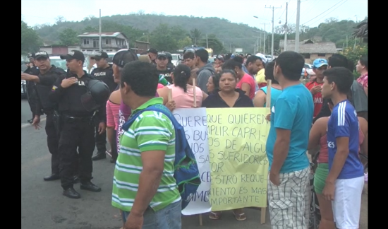 Habitantes de San Felipe cerraron la vía Portoviejo - El Rodeo