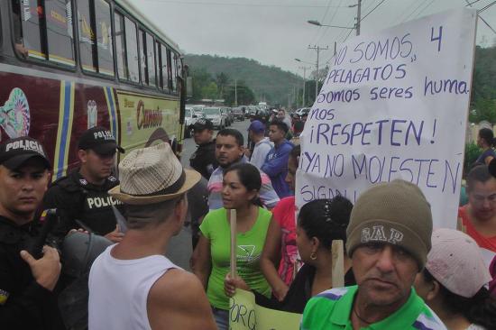 Ciudadanos cerraron la vía por falta de buses urbanos en San Felipe