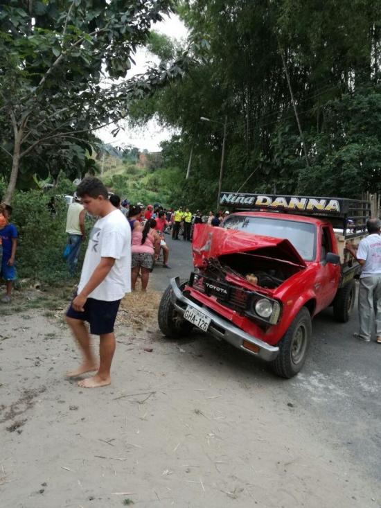 Dos camionetas chocaron sin dejar víctimas en la parroquia Campozano de Paján