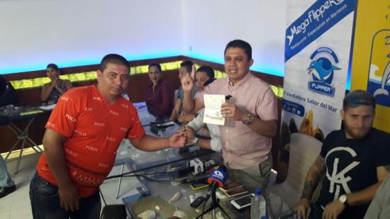 Delfín entrega pasaportes a hinchas que acompañarán al equipo en sus partidos internacionales