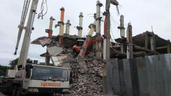 Estructura de hotel afectado por el terremoto del 16 de abril colapsó