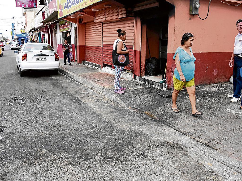 Vecinos Se Sienten Afectados Por Agua Que Se Acumula En Vía | El Diario ...