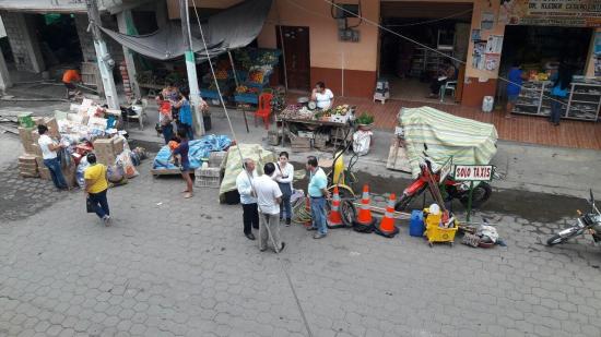 Realizan limpieza y fumigación en el mercado municipal de Pichincha
