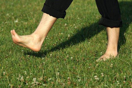 Hombre rompe récord mundial tras caminar descalzo de Alemania a Suiza