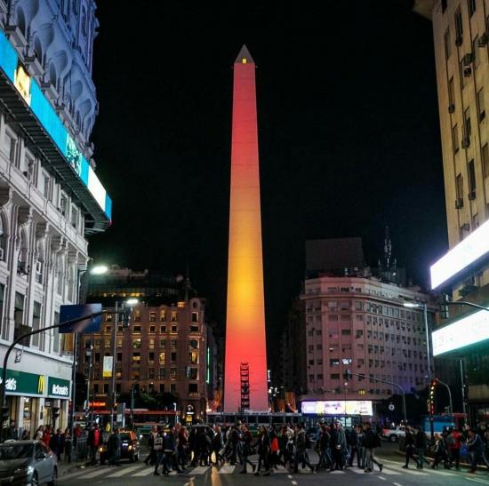 El Obelisco de Buenos Aires se tiñe con los colores de la bandera de España