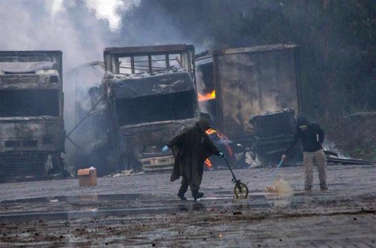 Encapuchados queman 18 camiones con alimentos en el sur de Chile