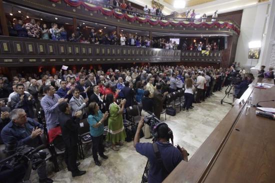 Doce embajadores acuden a apoyar a Parlamento venezolano tras su 'disolución'