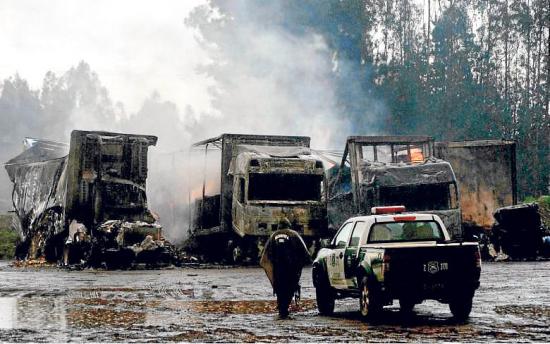 Encapuchados queman 18 camiones con  alimentos en Chile