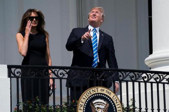 Trump observó el eclipse solar sin gafas por unos segundos e inundó la red